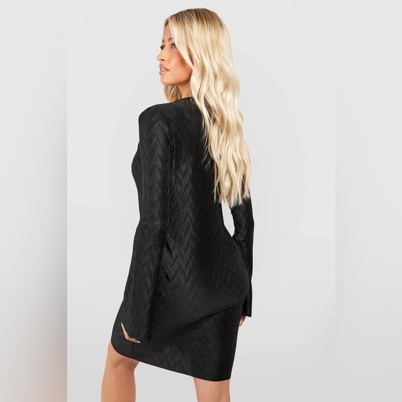 Boohoo | WAVE PLISSE FLARE SLEEVE MINI DRESS BLACK - Picture 7 of 8